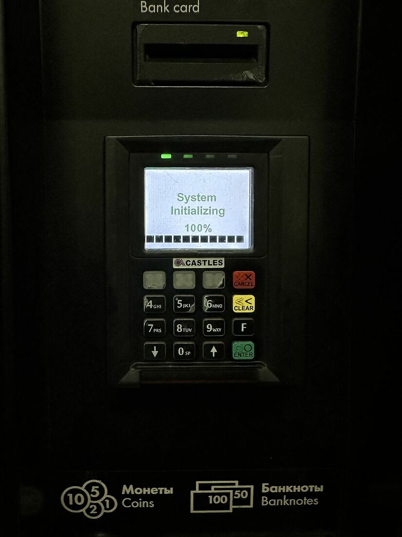 на терминалах метро изношены кнопки с цифрами 1, 2 и 3. это повторяется на каждой станции, на каждом устройстве. мы склонны воспринимать себя как уникальных, однако повседневное воспроизведение одних и тех же паттернов ставит это убеждение под сомнение    работа исследует диссонанс между ощущением индивидуальности и предсказуемостью поведения